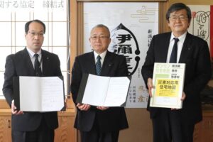 左からゼンリン新潟営業所の小林所長、小林村長、青木勉副村長
