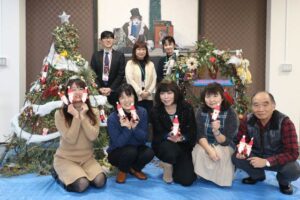 クリスマスツリーを作った燕市ボランティア・市民活動センターサポーターら