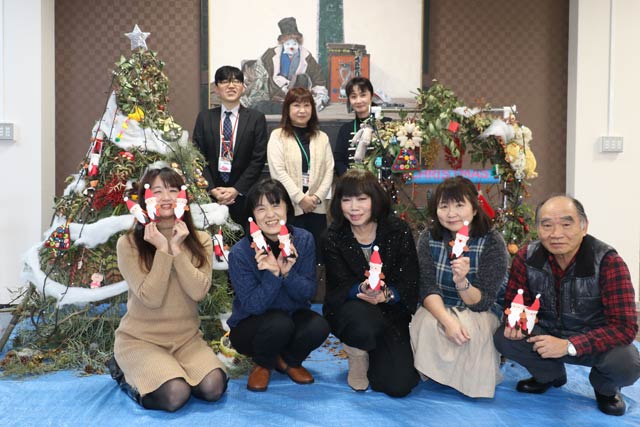 クリスマスツリーを作った燕市ボランティア・市民活動センターサポーターら