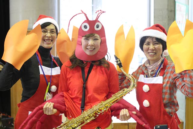 「エビカニクス」でふん装