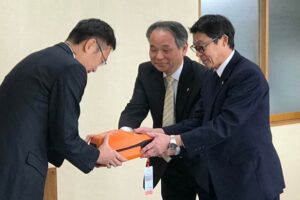 三条中央ライオンズクラブと三条ライオンズクラブからAED1台を三条市に寄付