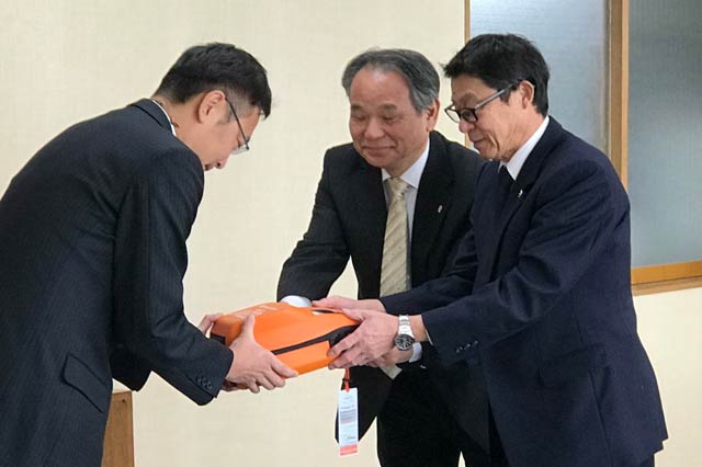 三条中央ライオンズクラブと三条ライオンズクラブからAED1台を三条市に寄付