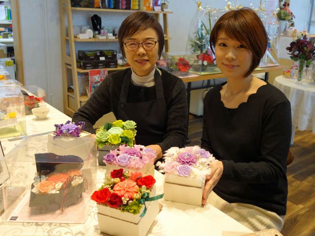 「フルール・ランヴェール」の本間恭子さん(左)とカービングアーティストの伊丹ひろこさん