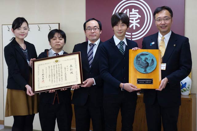 左から来年度の副実行委員長の長野さん、今井副実行委員長、佐久間副実行委員長、高橋実行委員長、国定市長