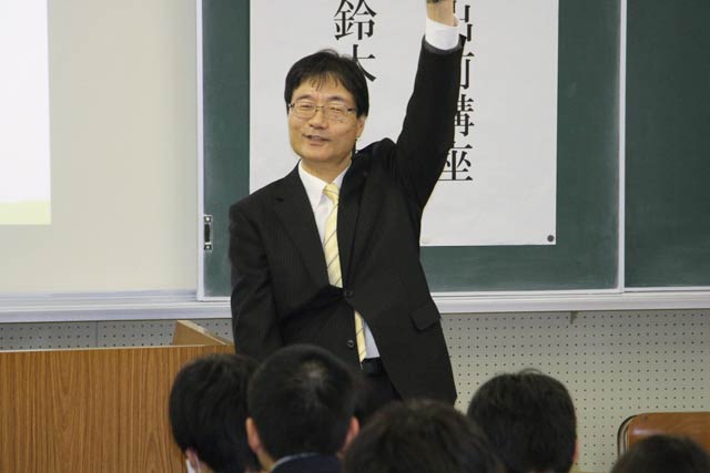 分水高校で出前講座を行う鈴木市長