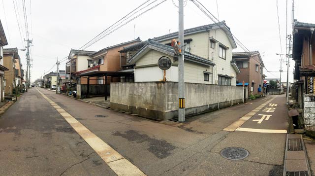 事故のあった交差点、宇佐美さん運転の乗用車は右の道から、酒井さん運転のトラックは左の道から交差点に入ってぶつかった
