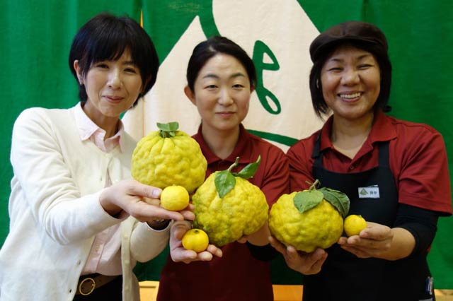 「冬至」にゆず湯のサービスを行う「森の湯小屋 さぎの湯 しらさぎ荘」の風呂に浮かべるユズと大きな獅子柚子