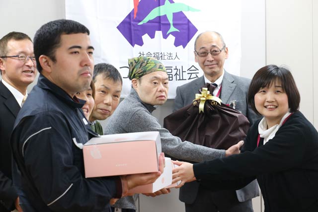 イオン県央店が障害者支援施設「つばくろの里」と就労継続支援B型「夢工場つばめ」の利用者にショートケーキをプレゼント
