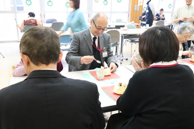 利用者と一緒にショートケーキを味わう小林課長