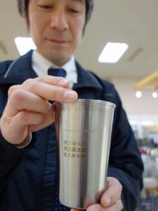 「道の駅 燕三条地場産センター」の名入れサービスで名入れを施した金属製タンブラー