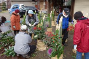 門松を製作する西本成寺有志会
