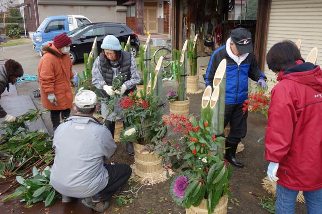 門松を製作する西本成寺有志会