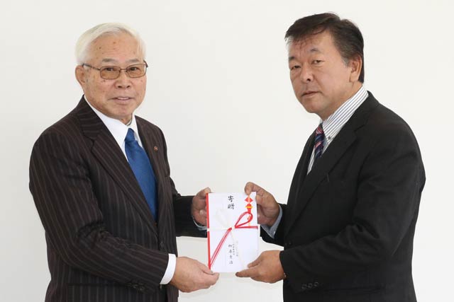 グローバルの柳原社長(右)から燕市社協の山岡会長(左)に寄付を手渡す