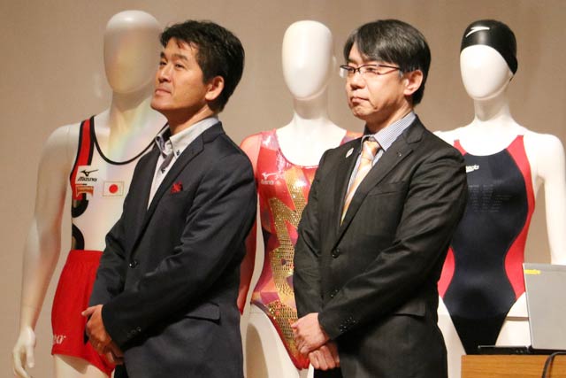 講師の株式会社集中力・森健次朗代表取締役(左)とセノー株式会社の尾崎徹也社長、その後ろに2000年のシドニー五輪で13の世界新記録樹立で着用されたサメ肌水着