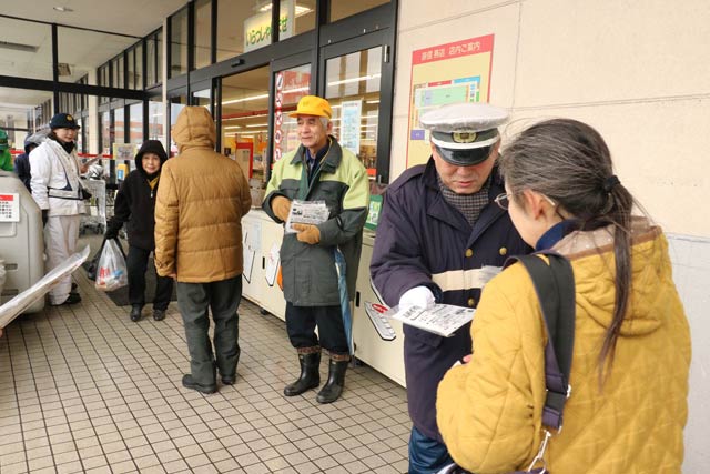 原信燕店前で交通安全広報