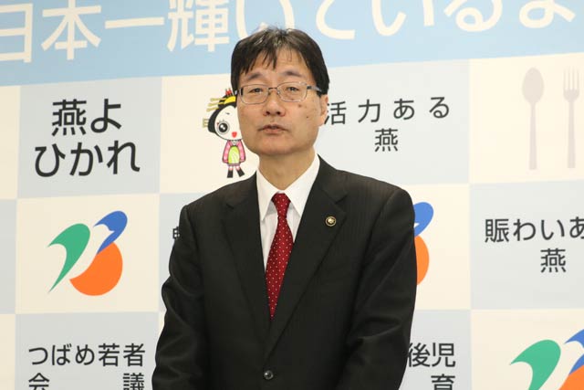 定例記者会見を行う鈴木市長