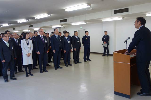 国定市長のあいさつを聞く職員