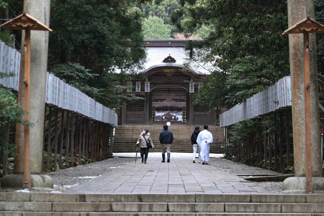 参道に奉納された灯ろうが並ぶ弥彦神社