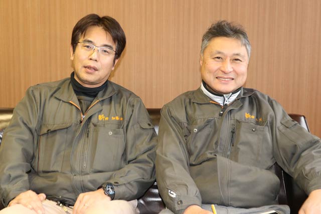 新潟中央青果の加藤課長(左)と早川統括部長