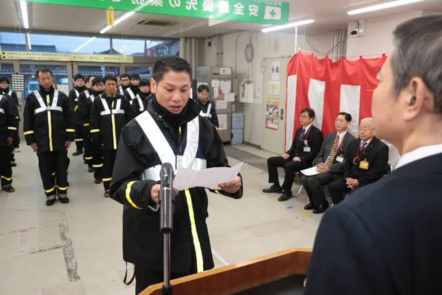 燕郵便局で民営化後初の年賀状の元旦配達出発式で中島3班班長による決意表明