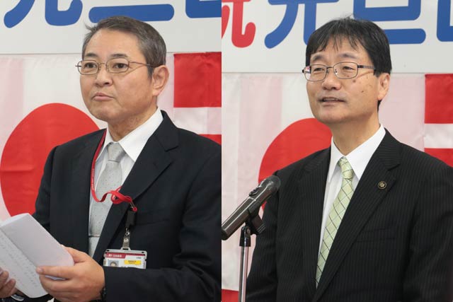 阿達局長(左)と来賓の鈴木燕市長