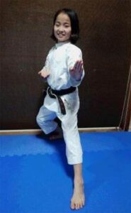 燕北多目的武道場のオープニングイベントで空手の演武を披露する高野万優選手