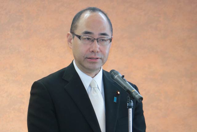 燕事務所の新年事務所開きであいさつする細田氏