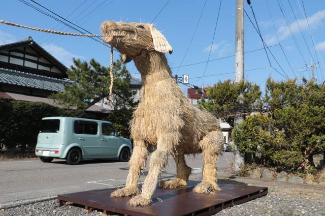 羽生酒店駐車場の「綱を引く犬」