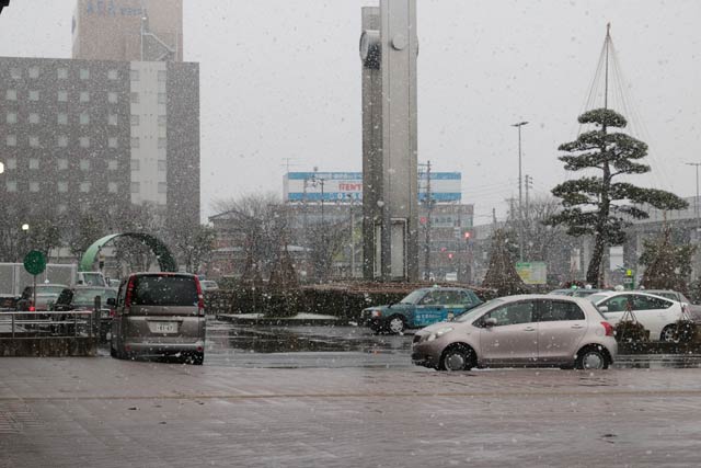 本格的な雪が降った2日夕方の燕三条駅前