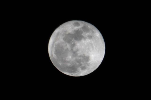 2日夜、雲の切れ間から顔をのぞかせたスーパームーン