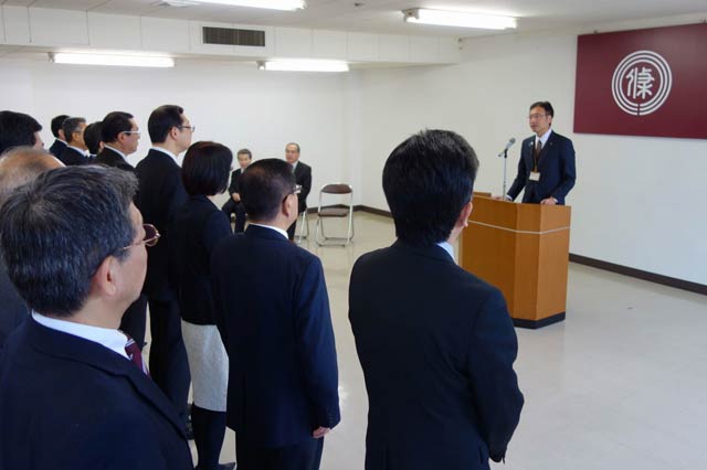 年頭のあいさつを聞く職員