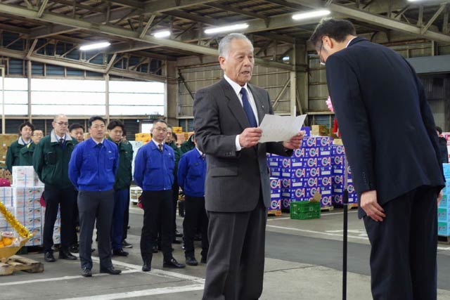 青柳社長から国定市長に寄付目録の贈呈