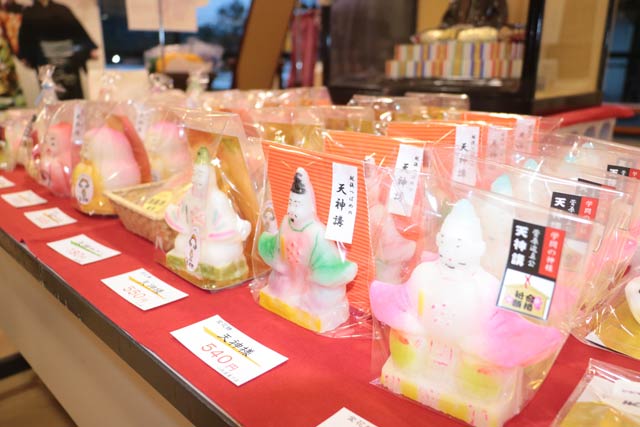 6日から天神講菓子展を開く道の駅国上で展示作業