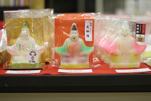 金花糖の天神の姿も菓子店によってまちまち