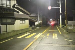 車は写真手前から奥に進行して横断歩道の女性とぶつかった