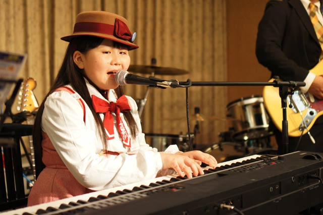 昨年春のケンオー・ドットコムのYahoo!検索大賞新潟県部門賞受賞記念祝賀会で演奏する佐藤ひらりさん