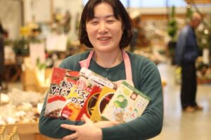 「道の駅 庭園の郷 保内」の「勝手にカレーフェス!」で試食するカレー