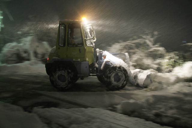 燕市内の除雪車
