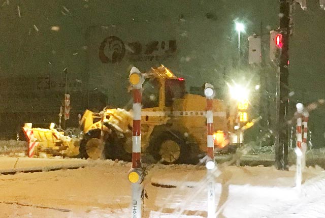 10日午後11時過ぎに国道8号を走る除雪車