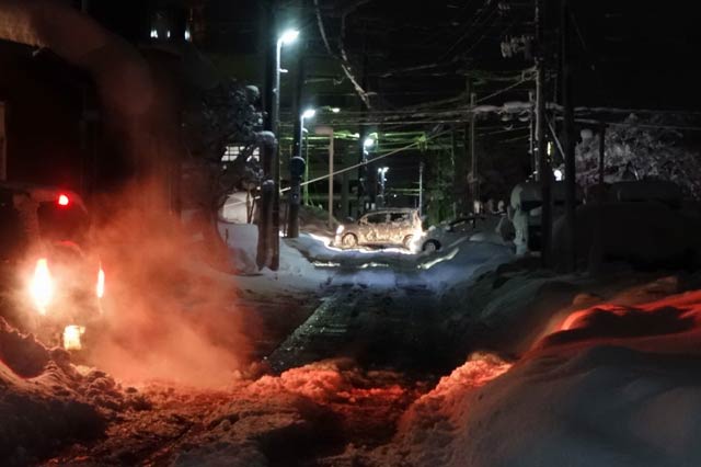 あちこちで雪で動けなくなった車が