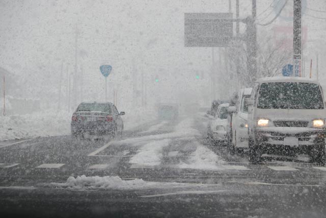 午後3時半ころの燕市杣木地内の桜町交差点
