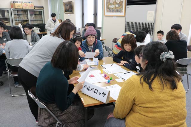 20人余りが参加した三条市立図書館の「ボードゲームでコミュニケーション」
