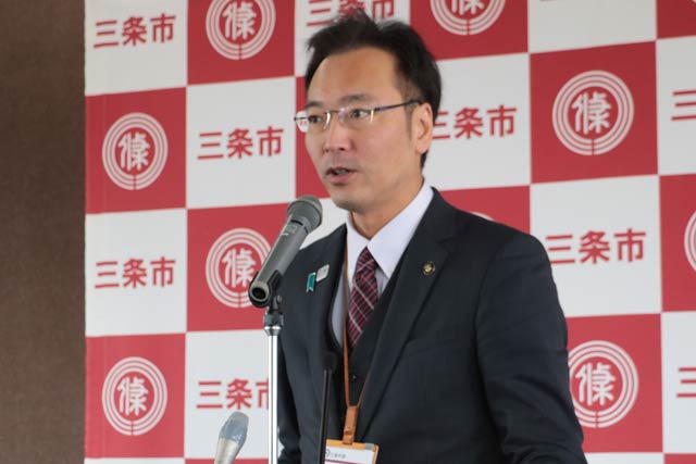 記者会見する国定市長