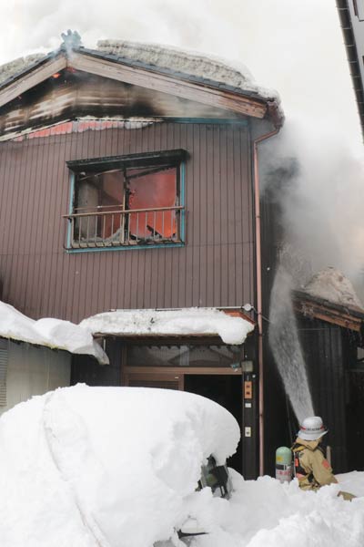 割れた窓の中に火が見える