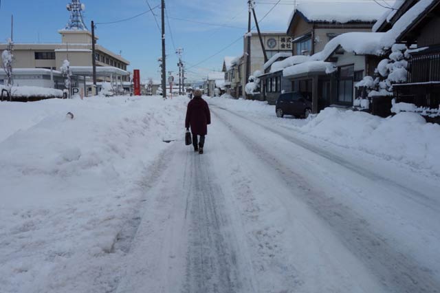 凍結した三条市内の道路