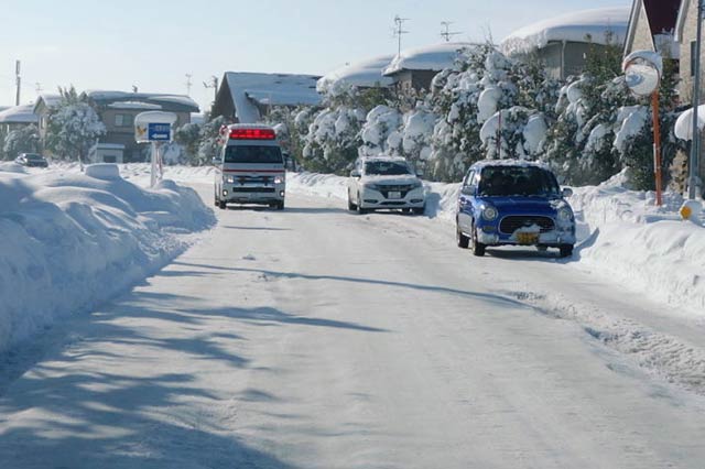 この冬いちばんの寒波のなかを走る救急車