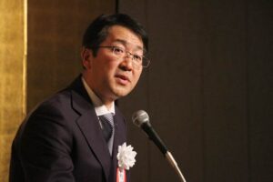 ツインバード工業の賀詞交換会であいさつする野水社長