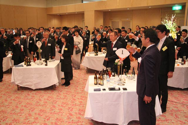 賀詞交換会で乾杯