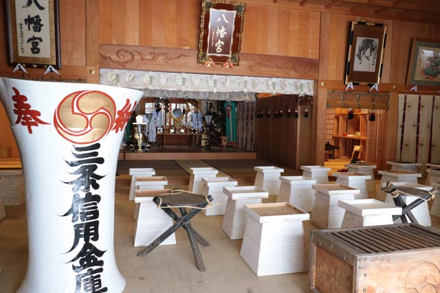 ろうそくを載せる台が並んだ神明宮拝殿