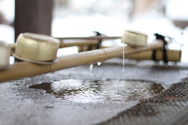 手水舎の水も凍る
